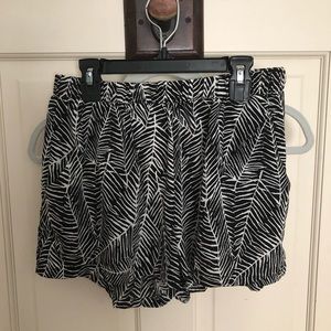 Print black shorts